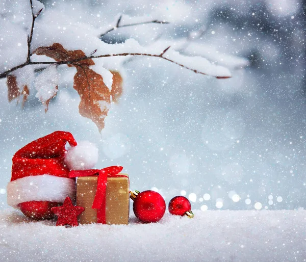 Noel arkaplanı, kar yağışı ve Noel Baba şapkası.. — Stok fotoğraf