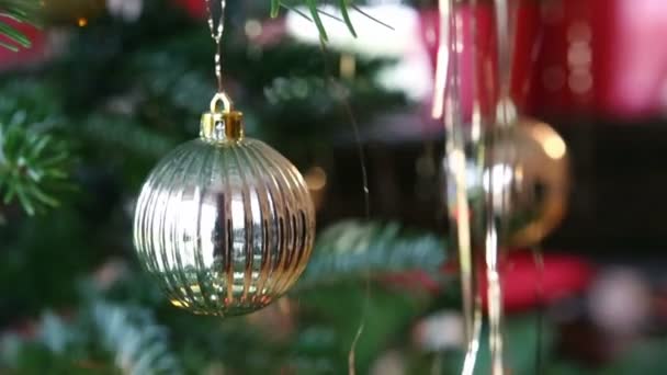 Weihnachtskugel hängt an einem Tannenzweig. Hintergrund Weihnachten. — Stockvideo
