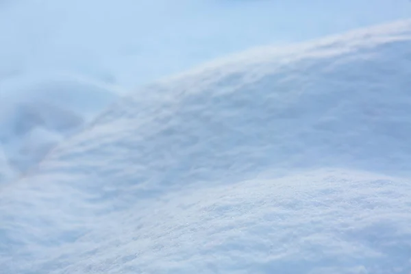 Fondo de textura fresca de nieve en tono azul y luz solar. — Foto de Stock