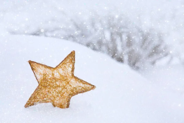 Χριστουγεννιάτικο φόντο με κίτρινο αστέρι σε λευκό χιόνι. — Φωτογραφία Αρχείου