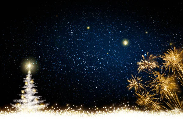 Beyaz Noel ağacı ve gökyüzü arka planında renkli havai fişekler. — Stok fotoğraf