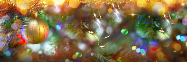 Bola de Natal pendurada em um ramo de árvore de abeto. Fundo de Natal. — Fotografia de Stock
