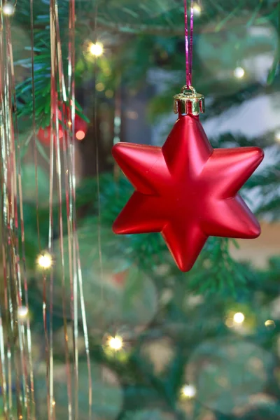 Árbol de Navidad con estrella roja, aislado sobre fondo verde bokeh . —  Fotos de Stock