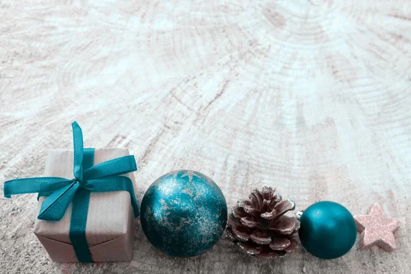 Weihnachten blaues Geschenk mit Christbaumkugel und Tannenzweigen auf Holz Hintergrund. — Stockfoto