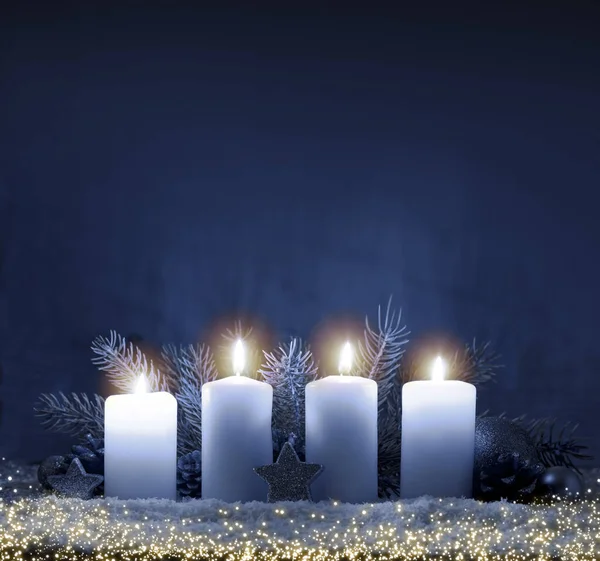 Cuatro velas de adviento encendidas y luces luminosas . — Foto de Stock