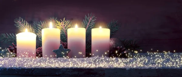 Cuatro velas de adviento encendidas y luces luminosas . — Foto de Stock