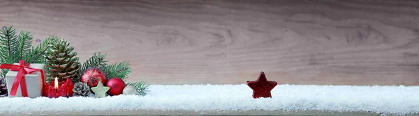 Vela do advento vermelho e decoração de Natal na neve. — Fotografia de Stock
