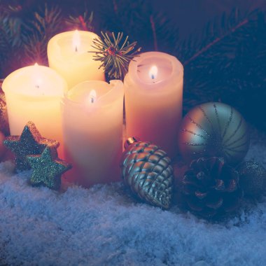 Dört tane pembe yanan mum. Noel kartı..