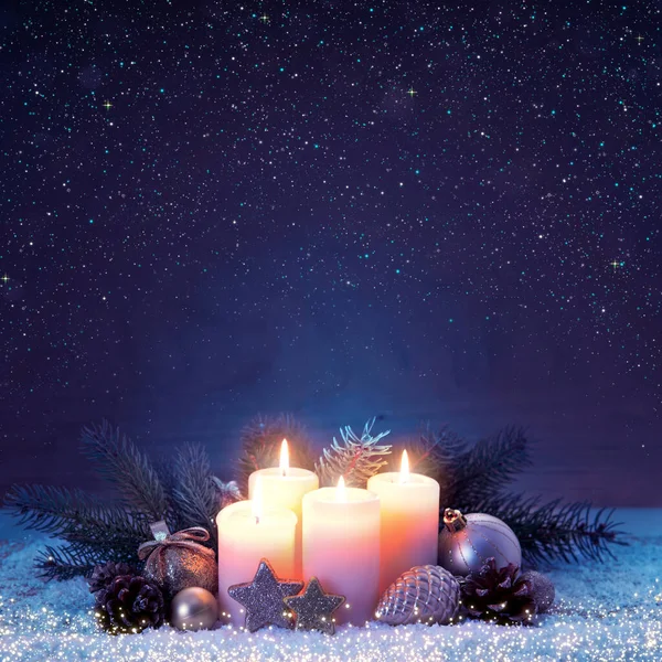 Čtyři hořící adventní svíčky na bílém sněhu izolované. — Stock fotografie