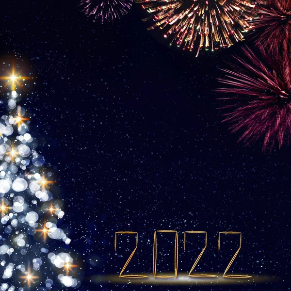 Ano Novo 2022 fundo com árvore de Natal isolado em estrelas céu fundo. — Fotografia de Stock