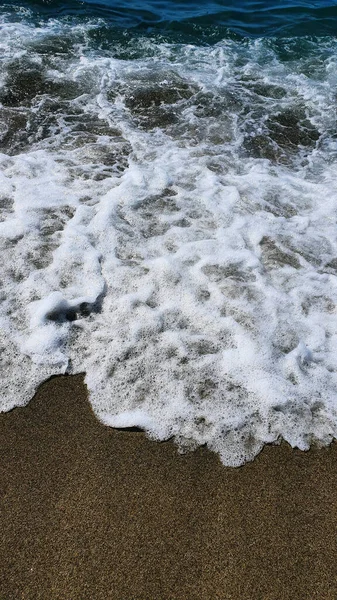 Widok z lotu ptaka fali uderzającej w błękitny ocean. — Zdjęcie stockowe