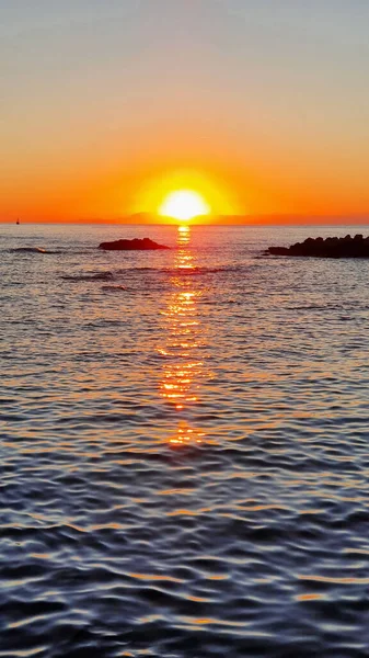 海のビーチとカラフルな空の背景の夕日. — ストック写真