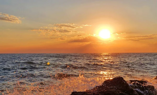 Pôr do sol da praia do mar e fundo colorido do céu. — Fotografia de Stock