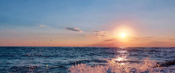 海のビーチとカラフルな空の背景の夕日. — ストック写真