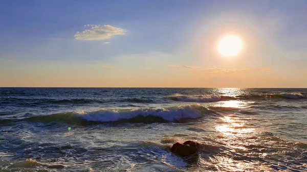 Pôr do sol da praia do mar e fundo colorido do céu. — Fotografia de Stock