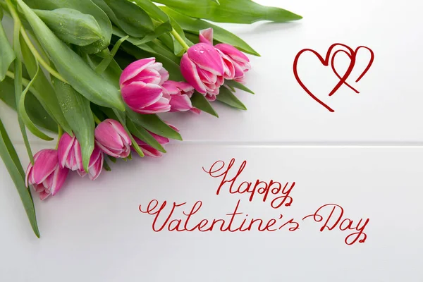 Valentines Day background and a bouquet of pink tulips on wooden background. — Foto Stock