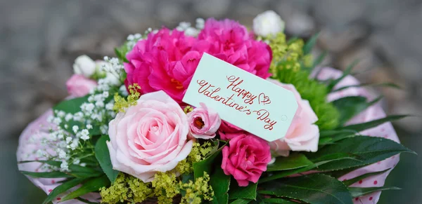 Valentines day greeting card with flowers bouquet on wooden background. — Fotografia de Stock