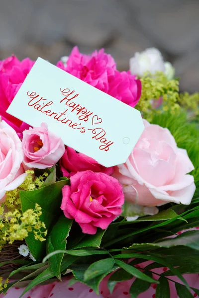 Valentines day greeting card with flowers bouquet on wooden background. Top view with space for your greetings — Zdjęcie stockowe