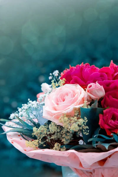 Een boeket rozen geïsoleerd op grijze achtergrond.Wenskaart — Stockfoto