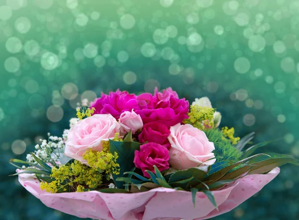 En bukett rosor isolerad på grå bakgrund.Gratulationskort — Stockfoto