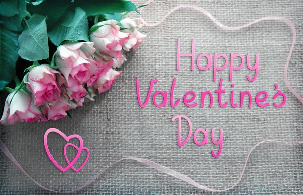 Valentinstag Hintergrund mit zwei Herzen und rosa Rosen isoliert auf grauem Stoff Hintergrund. — Stockfoto