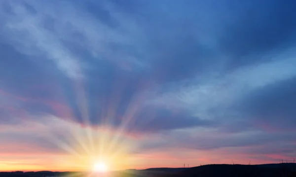 Belo pôr-do-sol. Natureza fundo com céu colorido . — Fotografia de Stock