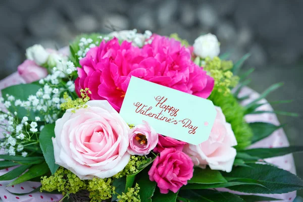 Valentýn blahopřání s květinami kytice na šedé — Stock fotografie
