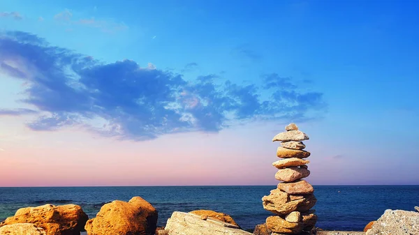 Pyramide de pierres sur la plage. Le concept d'harmonie et de détente . — Photo