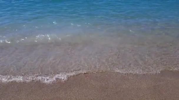 Mar azul ondas quebrar em uma praia de areia. — Vídeo de Stock