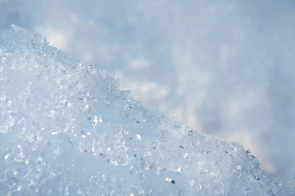 Neuschnee Textur Hintergrund in blauem Ton und Sonnenlicht. — Stockfoto