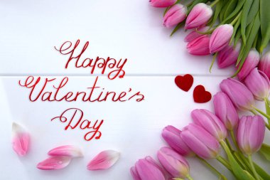 Sevgililer Gününüz kutlu olsun Pembe laleler ve kalplerle.