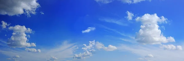 큰 구름을 가진 푸른 하늘. 자연의 배경. — 스톡 사진