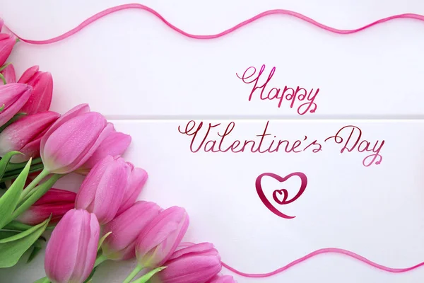 Felice San Valentino sfondo con tulipani rosa e cuori. — Foto Stock