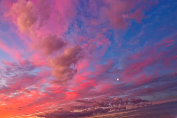 Gyönyörű naplemente felhők háttér, drámai felhő és színes ég — Stock Fotó