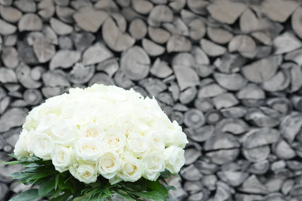 Ramo de rosas blancas en un jarrón de vidrio sobre fondo gris. — Foto de Stock