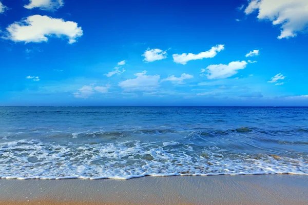 Красивое Карибское море и голубые облака небо. Путешествия. — стоковое фото