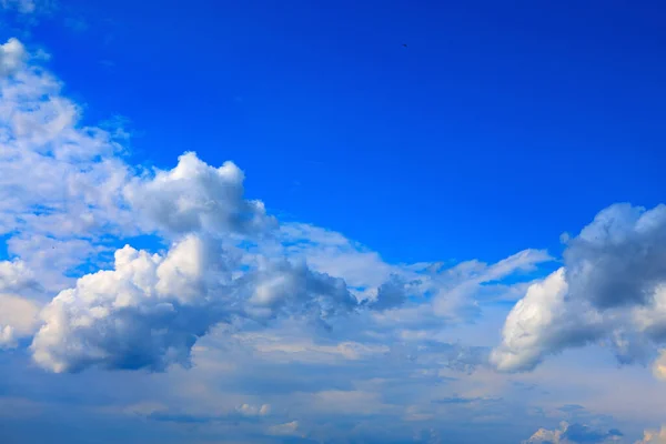 복사 공간이 있는 추상 구름 및 파란색 하늘 배경. — 스톡 사진