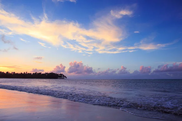 Fond de voyage avec coucher de soleil des Caraïbes sur la plage tropicale. — Photo
