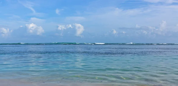 Morze Karaibów i błękitne niebo z chmurami. Kontekst podróży. — Zdjęcie stockowe