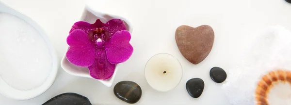 Ajuste spa con orquídea rosa, piedras negras y sales de baño sobre fondo de madera. — Foto de Stock