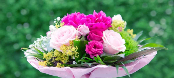 Bukiet róż izolowanych na szarym tle.Kartka z życzeniami — Zdjęcie stockowe