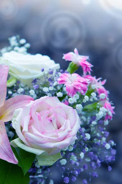 День Святого Валентина Букет з різнокольорових квітів ізольовані на сірому фоні . — стокове фото