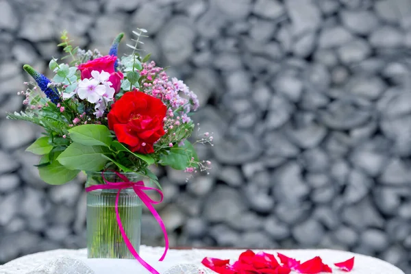 Día de San Valentín Ramo de flores de colores aislados sobre fondo gris. — Foto de Stock