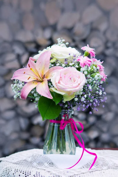 Valentijnsdag Boeket van kleurrijke bloemen geïsoleerd op grijze achtergrond. — Stockfoto