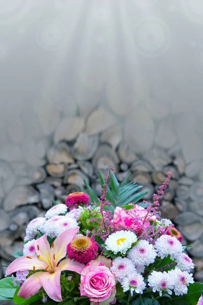 Alla hjärtans dag bukett av färgglada blommor isolerade på grå bakgrund. — Stockfoto