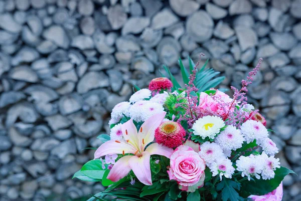 Valentines Day Kytice barevných květin izolovaných na šedém pozadí. — Stock fotografie