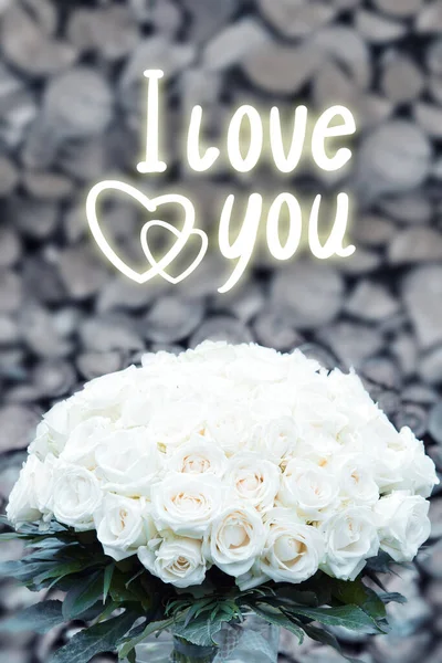 Valentines Day Bouquet mawar putih terisolasi pada latar belakang abu-abu. — Stok Foto