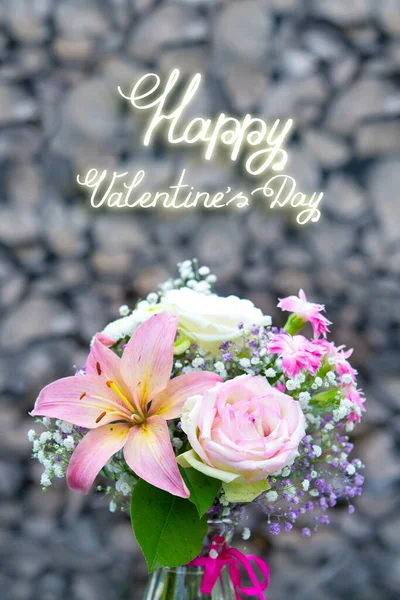 Valentines Day Bouquet bunga berwarna-warni terisolasi pada latar belakang abu-abu. — Stok Foto