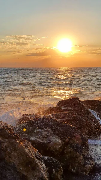 海の波の下で大きな太陽とカラフルな夕日. — ストック写真