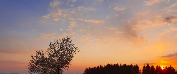 Farbenfroher Sonnenuntergang mit schönen natürlichen abstrakten Wolken — Stockfoto